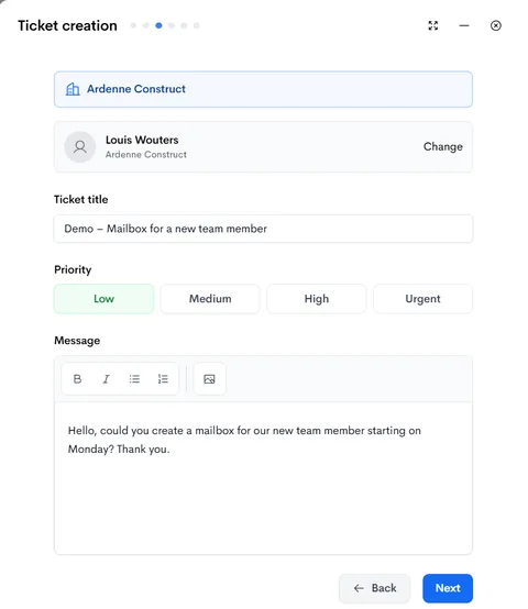 Création d’un ticket dans Neoo : client, contact, titre, priorité et message de la demande.